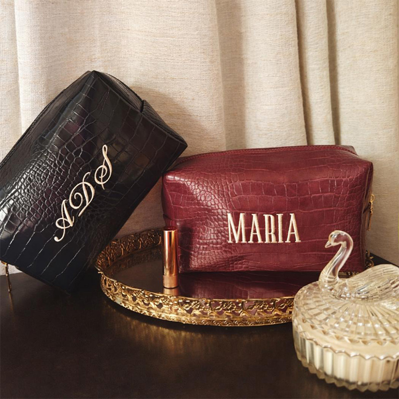 Travel Accessories Gift Ideas - Haftowana kosmetyczka Croc, personalizowana wegańska saszetka