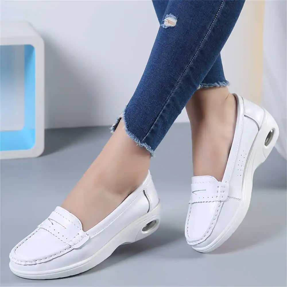 Białe buty sportowe z grubą po – Travel Accessories For Women Gift Ideas recenzja i cena